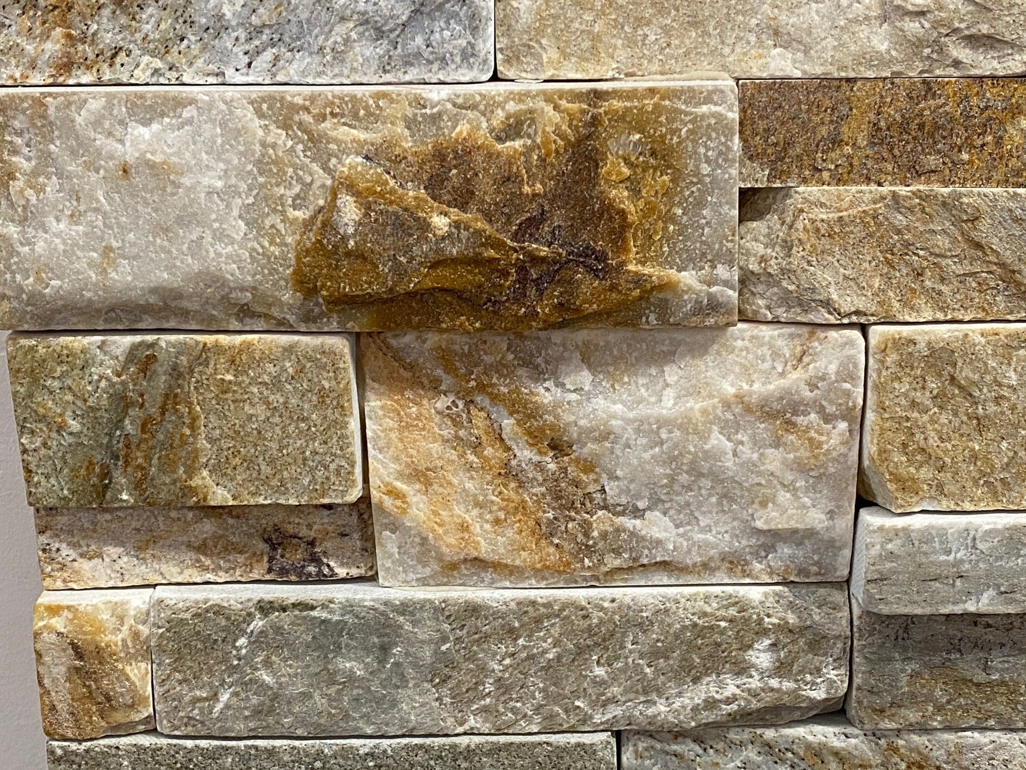 Woodridge Natural Cleft Quartzite Ledgestone With Interlocking Corner